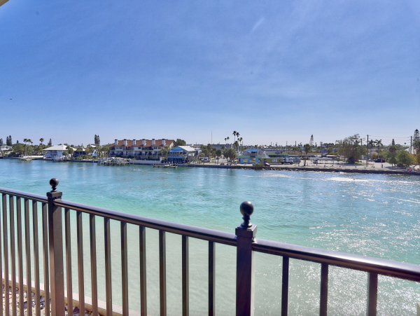 Luxurious Bayfront Condo Steps to beach